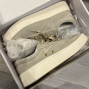 Tretorn Women’s 6.5 stack platform beige/ grey suede sneakers EUC